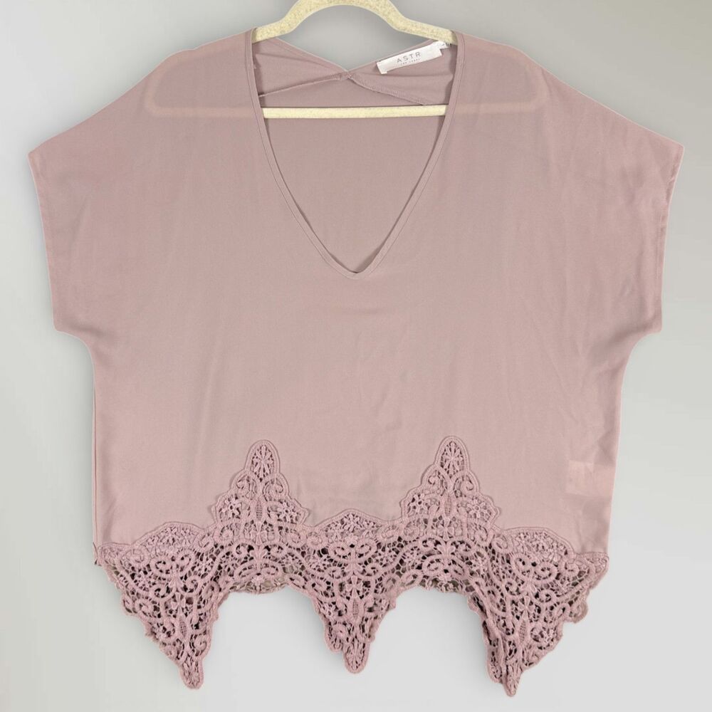 ASTR The Label Women's Pink Crochet Hem Tunic Top Short Sleeve Blouse Size Lrg